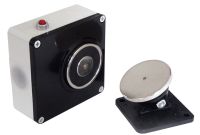 Marchio: COOPER. Articolo: 1350-CSA. Fermo elettromagnetico realizzato per mantenere aperte le porte tagliafuoco o di passaggio e rilasciarle in caso di incendio. In contenitore di alluminio con verniciatura epossidica. Con circuito di protezione a diodi. E' possibile selezionare la forza di tenuta mediante apposito collegamento interno. Dotato di pulsante di sblocco posizionabile su entrambi i lati. Materiale coperchio: termoplastico nero. Materiale nucleo: acciaio. Materiale controplacca: supporto in termoplastico e piattello in acciaio. Tipo di funzionamento: a rilascio in mancanza di alimentazione. Tipo di connessione: a morsetti. Grado di Protezione IP40. Forza di tenuta: 25-50 Kg. Alimentazione: 24 Vcc. Dimensioni: L95xA95xP40 mm. Omologato UNI EN1155:2003. 