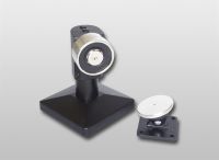 Marchio: COOPER. Articolo: 1380-15-D. Elettromagnete da 100 Kg per installazione a pavimento con staffa da 15 cm, completo di pulsante di sgancio e alimentato a 24 Vcc.