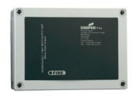 Marchio: COOPER. Articolo: CMIO353. Il modulo CMIO353 è dotato di un ingresso programmabile per gestire contatti normalmente aperti e da una uscita a relè in grado di comandare utenze con tensione 230 Vca. Il modulo è inserito in un contenitore IP65 con spazio sufficiente per il collegamento e l’alloggiamento di tutti i cavi necessari al suo utilizzo. Un apposito LED lampeggiante indica il corretto colloquio tra il modulo e la centrale, mentre si attiva in modo fisso in caso di allarme. Possono essere installati un massimo di 20 moduli indirizzati per loop. Il modulo è dotato di circuito isolatore ed occupa 1 indirizzo in centrale.