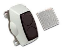 Marchio: COOPER. Articolo: MAB100R – CABD100. Rivelatore lineare di fumo, costituito da una singola unità che incorpora un trasmettitore (Tx) e un ricevitore (Rx). Il trasmettitore emette un fascio di luce ad infrarossi che viene riflesso da un’unità prisma (Reflex) installata sulla parete opposta. Il rivelatore MAB100R è indirizzato e alimentato direttamente da LOOP. Il rivelatore lineare MAB100R indirizzato ha una portata di 100 metri e, a quella distanza, il diametro della base del cono di luce ad infrarossi (area utile per generare un allarme/guasto del rivelatore) è di circa 3 metri