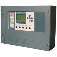 Marchio: NOTIFIER. Articolo: AM12-24 (USC750). Centrale convenzionale di rivelazione incendio a 12 zone, espandibile a 24 zone tramite scheda aggiuntiva SK12Z-AM. Ciascuna linea permette il collegamento di 25 rivelatori massimo. Può disporre di scheda opzionale con 16 uscite programmabili (8 relè ed 8 open collector) SK8/8AM. Le uscite sono attivabili per mezzo di equazioni di comando (CBE) con operatori logici. Display a cristalli liquidi retroilluminato con 8 righe da 20 colonne. Possibile programmazione di testo per zona da 16 caratteri ed anche di nome impianto. Archivio storico di 500 eventi. Orologio in tempo reale. Tre livelli di password. Tastiera con comandi multifunzione per programmazione oppure programmabile tramite pc. Temporizzazioni programmabili come pure l’inibizione della tacitazione. Uscite a relè per allarme e guasto ed una uscita controllata. Alimentazione da rete 230Vca. Tensione di funzionamento da 17 a 26Vcc. Alimentatore da 2,4A. Corrente ausiliaria 24Vcc di 1A, disponibile anche un’uscita di alimentazione resettabile. Certificata in conformità alla normativa EN 54-2 e EN 54-4. Dimensioni: 482mm x 266mm x 127mm.