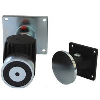 Marchio: NOTIFIER. Articolo: FG-150 (RIF90C). Fermo elettromagnetico con tubo distanziale e testa girevole dotato di piastra di ancoraggio con regolazione angolare. Pulsante per sblocco manuale. Protetto contro le inversioni di polarità. Tensione di funzionamento 24Vcc. Forza di tenuta di 50 Kg. Tubo distanziale regolabile tra 150 e 175mm. Dimensioni: 93mm x 89mm x 59,5mm
