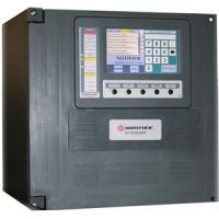 Marchio: NOTIFIER. Articolo: AM-8000.2 (CEI 800). Centrale modulare di rivelazione incendio a 2 loop ADV espandibile a 4. Certificata in conformità alla normativa EN 54-2 e EN 54-4, che permette la gestione di 159 rivelatori e 159 moduli indirizzabili per ogni loop tramite il nuovo protocollo Advanced. Compatibile con tutta la serie di sensori e moduli indirizzabili. Il sistema base dispone di 2 loop indirizzabili ed è predisposto per l’installazione di una scheda aggiuntiva modello LIB-8000, che permette di espandere la centrale fino a 4 loop. E’ possibile infine espandere ulteriormente i loop, fino a 32, tramite un collegamento ad anello chiuso, conforme alla EN 54, di un massimo di altri 7 box modello BB-8000, da 2 o 4 loop ciascuno. Lungo l’anello tra i box è possibile avere fino a 8 display LCD con touch screen modello LCD-8000-L come interfaccia di rete verso l’utente. Questi display possono essere montati sia sul frontale dei singoli box che esternamente. Ulteriori display di ripetizione LCD con touch screen modello LCD-8000 possono essere poi connessi al singolo Box per la visualizzazione degli eventi locali. Ogni Box nella rete è provvisto di alimentatore e batterie di backup certificato CPR in conformità alla EN 54-4.