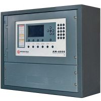 Marchio: NOTIFIER. Articolo: AM6000N.4 (CEI 650). Centrale rivelazione incendio a microprocessore per dispositivi analogici singolarmente indirizzati, dotata di 4 loop ampliabili fino a 16. Ogni loop permette il collegamento di 99 rivelatori e 99 moduli ingres so/uscita. La centrale è espandibile con massimo 3 schede da 4 loop (LIB600N) ed è equipaggiata con un display LCD grafico da 16 righe e 40 colonne e da una tastiera alfanumerica. Permette la configurazione di 400 gruppi logici programmabili mediante operatoriAND, OR, DEL, XGRP, ecc e di 150 zone. Archivio storico di 999 eventi in memoria non volatile. Per la gestione parziale dell'impianto è possibile connettere i pannelli remoti di visualizzazione serie LCD6000N/A/G. Configurabile da tastiera o da software PK6000. Possibilità di gestire la centrale utilizzando un software di supervisione con un'interfaccia opzionale di comunicazione seriale SIB600-OEM o di rete ethernet con SIB600W. Protocollo di comunicazione CEI-ABI, o a richiesta MOD-BUS. Possibilità di stampare da menù della centrale l'archivio eventi e lo stato punti dell'impianto tramite la SIB600W, oppure online con interfaccia MOD-PRT-M collegata alla scheda SIB600-OEM. Predisposta per l'installazione in armadio rack 19