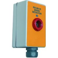 Marchio: NOTIFIER. Articolo: 05 S (RIL91A). Rivelatore ottico di scintilla sensibile alle radiazioni infrarosse emesse da corpi incandescenti in movimento. Dotato di relè d?uscita, il quale si attiverà per scintille di 1 mm a mezzo metro. Diseccitazione del relè d?allarme dopo un tempo standard di 3 secondi, ma regolabile da 1 a 10. Il rivelatore può essere testato a distanza per mezzo di bulbo ad incandescenza incorporato. Campo di visione di 90°. Alimentazione 24 Vcc. Consumo di 10 mA a riposo e di 44 mA in allarme. Temperatura di funzionamento da -20°C a +60°C. Grado di protezione IP65.