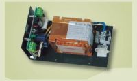 Marchio: VIMO. Articolo: AL240V08. Serie di alimentatori lineari ad alta affidabilità in versione a giorno con indicazione di presenza tensione di ingresso e presenza di tensione di uscita remotizzabili. Fusibile protezione rete. Uscita protetta da fusibile ed uscita non protetta. Disponibili in versione caricabatteria e per apparecchiature elettroniche in generale. I modelli da 2,4A hanno ottenuto il certificato di sorveglianza IMQ secondo la CEI 79/2. ALIMENTATORE TIPO B. Dimensioni: 148x90x68 mm. Tensione di ingresso 230Vca. Per app. elettroniche. 24,0 Vcc. 0,80 A. 1,15 Kg.