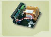 Marchio: VIMO. Articolo: AL276V30. Serie di alimentatori lineari ad alta affidabilità in versione a giorno con indicazione remotizzabili. Fusibile protezione rete. Uscita protetta da fusibile ed uscita non protetta. Disponibili in versione caricabatteria e per apparecchiature elettroniche in generale. I modelli da 2,4A hanno ottenuto il certificato di sorveglianza IMQ secondo la CEI 79/2. ALIMENTATORE TIPO D. Dimensioni: 188x190x94 mm. Tensione di ingresso 230Vca. Carica batteria. 27,6 Vcc. 3,00 A. 3,50 Kg.