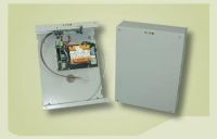 Marchio: VIMO. Articolo: ALSCA276V04. Le stazioni di alimentazione consentono l’alimentazione locale di apparecchiature a 12 e 24Vcc, con l’alloggiamento di batterie di emergenza. Le unità sono dotate di tamper contro l’apertura del coperchio, visualizzazione di presenza rete di alimentazione e presenza tensione di uscita. Le batterie non sono fornite. Sono disponibili 4 diversi alloggiamenti a seconda della potenza dell’alimentatore e della capacità delle batterie alloggiabili. I modelli da 2,4A hanno ottenuto la certificazione IMQ secondo la CEI 79/2. Tensione di ingresso 230Vca. Tensione di uscita 27,6 Vcc. Corrente di uscita 0,40 A. Peso 3,7 Kg. Batterie alloggiabili 2 x 12V 2Ah. Dimensioni: 285x220x95 mm.