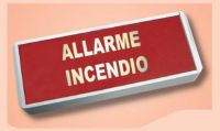 Marchio: VIMO. Articolo: KLAMP1000BZ. Targa ottica di segnalazione con 5 scritte di allarme intercambiabili. Alimentazione 12Vcc o 24Vcc. Lampada allo xeno o a led ad alta efficienza per massima resa luminosa e minimo assorbimento. Contenitore in profilato di alluminio, con pannello frontale inclinato, per una migliore lettura. Fornito di serie con le scritte come da KLAMPSET1 e disponibile in versione bifacciale sia per installazione a muro che a soffitto. Dimensioni 120x325x60 mm. 12/24Vcc 40mA. FISSO/LAMPEGGIANTE. Buzzer. Illuminazione a led alta efficienza.