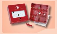Marchio: VIMO. Articolo: KAPY01. La serie di pulsanti KAPY è realizzata in conformità alla Norma EN54-11. Il corpo con profilo ultrapiatto di soli 28mm è realizzato in materiale termoplastico di colore rosso. Altri colori: bianco, giallo e verde. Il pulsante di attivazione allarme è infrangibile e gli allarmi sono resettabili grazie alla chiave in dotazione. A completamento della gamma sono disponibili modelli con 2 contatti di scambio, led di memoria, scatole per il montaggio a parete e coperchi di protezione contro l’attivazione involontaria. Per colori differenti aggiungere al codice: W = bianco; V = verde; G = giallo. Dimensioni 90x90x28 mm. Corrente max contatto 0,5A @30Vcc 1A @120Vca. Tensione di alimentazione led di memoria (se presente) 12 / 24 Vcc. Assorbimento 5/10 mA +/- 10%. Foro ingresso cavi Ø 20 mm. 1 scambio. Led memoria.