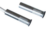 Marchio: COOPER. Articolo: 414-TF-2. Contatto magnetico in ottone ad elevata resistenza meccanica per montaggio ad incasso negli infissi. Il corpo del contatto è zincato per una maggiore resistenza alla corrosione. Adatto per il montaggio su infissi in alluminio, legno, PVC e in genere infissi di materiale non ferromagnetico. Viene montato a pressione in un foro di 8 mm di diametro. La connessione è a 4 fili (2 fili contatto NC con magnete vicino e 2 fili per tamper).  
