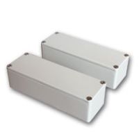 Marchio: COOPER. Articolo: 1103-S. Contatto magnetico per installazioni in esterni o interni a vista con elevato livello di sicurezza. In robusto alluminio pressofuso con verniciatura epossidica bianca, è dotato di protezioni contro effrazioni di tipo magnetico, elettrico, meccanico. I circuiti magnetici in cui le diverse ampolle reed si agganciano ai campi magnetici generati da batterie di magneti, vengono sbilanciati all'approssimarsi di un magnete esterno di effrazione attivando di conseguenza l'allarme. Tutti i contatti hanno la protezione contro l’apertura del coperchio della parte reed. Installazione semplificata grazie al foro ingresso cavi 3/8 gas (pressacavo fornito di serie) e alla connessione a morsetto.  