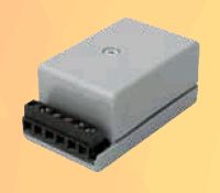 Marchio: DOMOTEC. Articolo: DLC60. Il simulatore chiave seriale DLC60 permette l’inserimento della centrale tramite attuatori remoti, quali radiocomandi, relè ecc.Caratteristiche• Per MICRAPLUS/xx e MICRAPRO/xx evolution• Alimentazione e Collegamento sul BUS RS485 a 4 fili• Scheda montata in contenitore in ABS• Misure mm : 36x60x27