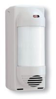 Marchio: DOMOTEC. Articolo: DIR40-TX. I rivelatori wireless DIR40-TX / DIR80-TX per il sistema SYDOM rappresentano la soluzione ottimale, ad alta immunità ai falsi allarmi, per la protezione perimetrale esterna dei fabbricati. Il trasmettitore SYDOM incorporato nel rivelatore permette una completa integrazione della supervisione SYDOM, compreso lo stato della batteria, funzione molto importante nelle apparecchiature da esterno. I rivelatori DIR40-TX / DIR80-TX permettono di limitare la portata di rivelazione in base alle esigenze installative, evitando così i falsi allarmi causati da movimenti al di fuori dell’area che si intende proteggere, inoltre grazie alla combinazione di due fasci di rivelazione (superiore ed inferiore) prevengono i falsi allarmi dovuti al movimento di piccoli animali.Caratteristiche• 14 zone di rivelazione regolabili• Portata regolabile fino a 12 x 12 m• Apertura selezionabile fino a 90 °• Applicazione: cortili, terrazze, etc. • Dimensioni: mm 80x198x108• Regolazione sensibilità e conteggio impulsi• Allarme su rivelazione di due piani di fasci• Immune ai piccoli animali• LED di segnalazione per test (escludibile)• Altezza di installazione 0,8 -1,2 m• Frequenza di funzionamento 433 Mhz• Antenna ceramica ad alto guadagno• Programmazione per autoapprendimento• Supervisionato• Segnalazione stato in vita• Segnalazione stato batteria• Tamper antiapertura frontale• Predisposizione per montaggio su palo• Batteria tionile di litio 3,6 V inclusa (art. DRB2001022)• Autonomia fino a 3 Anni • Grado di protezione IP54 • Temperatura di esercizio -20 +50 °C