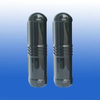 Marchio: PESS. Articolo: GRD ABL150F. 2 gruppi di fasci indipendenti e orientabili utilizzabili in modalità SPLIT o Diretta, portata reale in esterno 150 m. portata reale in interno 450 m. 8 frequenze digitali selezionabili per evitare interferenze, allineamento ottico con mirino e segnalazione a LED, segnalatore di partenza del segnale, buzzer di allarme e di stato in fase di programmazione, funzione di disqualifica in caso di nebbia elevata, riconoscimento pioggia/nebbia e impostazione automatica della partenza di trasmissione in base alle condizioni ambientali, tempo d’intervento regolabile tra 50 e 240 ms, tamper antimanomissione, assorbimento 60 mA, dim: 440x110x103 mm 