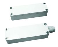 Marchio: UNITEK. Articolo: UTKCH02DSH. Contatto magnetico di altissima sicurezza da esterno a doppio bilanciamento magnetico combinato e schermo anti magnete esterno. I campi magnetici concatenati e lo schermo magnetico* rendono il contatto molto più sicuro contro i tentativi di manomissione magnetica. Omologazione IMQ con la norma europea EN50131-2-6 grado 3 classe ambientale IV. Contenitore in alluminio pressofuso verniciato IP65. Contatto N.C. con anta chiusa, connessione a morsetti.  