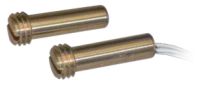 Marchio: UNITEK. Articolo: UTKCIV01C1. Contatto magnetico di media portata EN50131-2-6 grado 2 classe ambientale IV. Contatto N.C. con anta chiusa. Studiato per l'installazione su serramenti non ferromagnetici particolarmente adatto per ferramenti in legno, grazie alla parte terminale filettata con taglio a cacciavite. Contenitore in ottone che, una volta installato, ha l'aspetto di una testa di vite. Diametro foro di fissaggio 10mm. Con cavo 4 poli 1m.