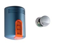 Marchio: VENITEM. Articolo: AS1KIT1CER. Kit Doge AS1 Celeste calotta rossa + ATX2/S + batt. Sirena Doge wireless, AUTOPROTETTA, BIDIREZIONALE, SUPERVISIONATA, con sistema antischiuma brevettato a doppia tecnologia contro i falsi allarmi, sistema antishock contro gli urti violenti e lampeggiante a led, compatibile con qualsiasi tipo di centrale filare e/o wireless. Funziona in abbinamento con il dispositivo rice-trasmittente bidirezionale ATX2/S (completo di sirena interna), capace di comandare fino ad 8 sirene Doge wireless. La sezione trasmittente gestisce 4 ingressi di comando: 2 ingressi allarme e 2 ingressi ON/OFF, da collegare alla centrale di allarme. La sezione ricevente consiste in un display a 7 segmenti, 3 led di segnalazione e 3 uscite logiche e consente di ricevere e gestire tutte le informazioni provenienti dalle sirene memorizzate. Attraverso il display è possibile identificare quale sirena ha segnalato un problema, mentre i 3 led consentono di visualizzare il tipo di anomalia presente sulle sirene: allarme tamper, mancata supervisione e basso livello batterie. Sono disponibili 2 uscite elettriche a collettore aperto e 1 a relè che si attivano in concomitanza dell’anomalia segnalata. Alimentata da pacchetto batterie 7,5 V alcaline SIZE “D” incluso. L’autonomia prevista è di due anni circa calcolando 4 operazioni di stato giornaliere e un allarme mensile. Tramite il dip-switch è possibile impostare: 4 suoni, 4 temporizzazioni, escludere o abilitare il riporto sonoro ON/OFF, impostarne l’intensità acustica, escludere o abilitare la segnalazione ON/OFF impianto.