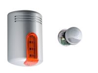 Marchio: VENITEM. Articolo: AS1PKIT1ACR. Kit Doge AS1/P Acciaio calotta rossa + ATX2/S + batt. Sirena Doge wireless, AUTOPROTETTA, BIDIREZIONALE, SUPERVISIONATA, con sistema antischiuma brevettato a doppia tecnologia contro i falsi allarmi, sistema antishock contro gli urti violenti e lampeggiante a led, sistema antiperforazione, compatibile con qualsiasi tipo di centrale filare e/o wireless. Funziona in abbinamento con il dispositivo rice-trasmittente bidirezionale ATX2/S (completo di sirena interna), capace di comandare fino ad 8 sirene Doge wireless. La sezione trasmittente gestisce 4 ingressi di comando: 2 ingressi allarme e 2 ingressi ON/OFF, da collegare alla centrale di allarme. La sezione ricevente consiste in un display a 7 segmenti, 3 led di segnalazione e 3 uscite logiche e consente di ricevere e gestire tutte le informazioni provenienti dalle sirene memorizzate. Attraverso il display è possibile identificare quale sirena ha segnalato un problema, mentre i 3 led consentono di visualizzare il tipo di anomalia presente sulle sirene: allarme tamper, mancata supervisione e basso livello batterie. Sono disponibili 2 uscite elettriche a collettore aperto e 1 a relè che si attivano in concomitanza dell’anomalia segnalata. Alimentata da pacchetto batterie 7,5 V alcaline SIZE “D” incluso. L’autonomia prevista è di due anni circa calcolando 4 operazioni di stato giornaliere e un allarme mensile. Tramite il dip-switch è possibile impostare: 4 suoni, 4 temporizzazioni, escludere o abilitare il riporto sonoro ON/OFF, impostarne l’intensità acustica, escludere o abilitare la segnalazione ON/OFF impianto.