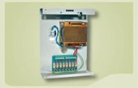 Marchio: VIMO. Articolo: ALSTRB150V24F8. Serie di gruppi di alimentazione per Tvcc a 24Vca. L’ingresso 230Vca è trasformato in tensione a 24Vca con potenze comprese tra 70VA e 200VA, con circuiti a 8 o 16 uscite protette da fusibile. Un led indica lo stato del fusibile. Grado di protezione IP30. I gruppi di alimentazione sono disponibili in quattro differenti dimensioni. Tensione di ingresso 230Vca. Tensione di uscita 24Vca. Potenza 150 W. N° uscite 8. Dimensioni 400x220x130 mm.