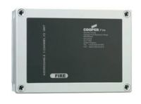 Marchio: COOPER. Articolo: CIO351S. Il modulo CIO351S permette di gestire 3 ingressi (da contatti N.A.) e 3 uscite relè a contatti liberi da potenziale resettabile tramite tacitazione della centrale. Le 3 uscite relè sono completamente programmabili e possono essere attivate dal proprio ingresso sul modulo, da un dispositivo in particolare o da una lista di dispositivi installati sul LOOP o da una qualsiasi zona del sistema. Il modulo è inserito in un contenitore con grado di protezione IP65 con spazio sufficiente per il collegamento e l’alloggiamento di tutti i cavi necessari al suo utilizzo. Un apposito LED lampeggiante indica il corretto colloquio tra il modulo e la centrale, mentre si attiva in modo fisso in caso di attivazione. Possono essere installati un massimo di 20 moduli indirizzati per loop. Il modulo è dotato di circuito isolatore ed occupa 1 indirizzo sul loop.