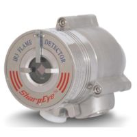 Marchio: NOTIFIER. Articolo: 40/40I (RIL315). Rivelatore di fiamma con triplo sensore IR per fiamme generate da idrocarburi a grandi distanze. Relè allarme, guasto e preallarme. Uscita 4 -20 mA. Autotest manuale e automatico. Struttura compatta, altamente robusta e idonea per applicazioni esterne. Segnalazione d'allarme entro 3 secondi. Sensibilità per allarme e preallarme programmabile grazie al microprocessore di cui dispone. La risposta del rivelatore varia in funzione della distanza, della superficie del focolaio e del tipo di combustibile. Custodia e ottica riscaldata che elimina i problemi di condensa e ghiaccio sulla finestra del sensore. Dotato di dispositivodi test interno. Alta immunità ai falsi allarmi grazie al progetto a triplo spettro.