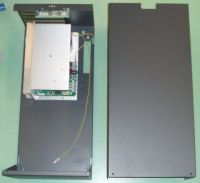 Marchio: VIMO. Articolo: ALSCD276V65. Le stazioni di alimentazione consentono l’alimentazione locale di apparecchiature a 12 e 24Vcc, con l’alloggiamento di batterie di emergenza. Le unità sono dotate di tamper contro l’apertura del coperchio, visualizzazione di presenza rete di alimentazione e presenza tensione di uscita. Le batterie non sono fornite. Sono disponibili 4 diversi alloggiamenti a seconda della potenza dell’alimentatore e della capacità delle batterie alloggiabili. I modelli da 2,4A hanno ottenuto la certificazione IMQ secondo la CEI 79/2. Dotazioni della stazione di alimentazione: • Cavi di collegamento con faston per le batterie. • Led di segnalazione: presenza rete con uscita open collector (verde). • Led di segnalazione: tensione di uscita corretta (verde). • Led di segnalazione: sottotensione con uscita open collector (giallo). • Led di segnalazione: sovratensione con uscita open collector (rosso). Ai gruppi di alimentazione possono essere aggiunti i seguenti moduli: • Modulo 3 relè per teleallarme per mancanza rete, sottotensione o sovratensione (aggiungere al codice della stazione di alimentazione la lettera ‘AR’). • Tamper antistrappo (aggiungere al codice della stazione di alimentazione la lettera ‘AT’)