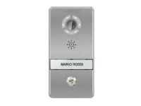 Marchio: COMBIVOX. Articolo: Videocitofono Door Phone. Posto esterno videocitofonico IP monofamiliare per la gestione delle chiamate videocitofoniche direttamenteda una o più tastiere Simplya Video (vers. FW compatibile). Telecamera da 1 Mpx conled per visione notturna. Pulsante apriporta (magnetica/elettrica). Lettore card reader per aperturaporta. Alimentazione a 12V e POE. In acciaio (IP55).Funzione Videosegreteria: registrazione delle chiamate videocitofoniche (es. ad impianto inserito o suattivazione dell’utente) e invio videomessaggi tramite email (necessita di tastiera Simplya Video).Dimensioni (L X H x P in mm): 190 x 95 x 27.