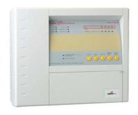 Marchio: COOPER. Articolo: IT202. Centrale convenzionale rilevazione incendio 2 zona con tastiera a 5 pulsanti per il controllo di tutte le funzioni. Test di funzionamento “passo passo” dell’utente con ripristino automatico del sistema. Indicatori LED relativi all’alimentazione, guasto e incendio. Avvisatore acustico piezo integrato nella centrale per indicazione dell’incendio o del guasto di sistema. Segnalazione autonomia per “alta/bassa” batteria. Fino a 32 rivelatori per zona. Necessita di installazione di dispositivi di monitoraggio di fine linea forniti nel pacchetto. Due uscite di allarme separate. Carico con partenza nominale massima di 150mA per linea. Le uscite di allarme sono monitorate per segnalare anomalie a causa di circuito aperto e corto circuito. Accesso al sistema per utente Normale e Supervisor. Supervisor protetto da un codice di sicurezza a 4 cifre per evitare l’utilizzo non autorizzato. Al Supervisor sono attribuite funzioni di test passo-passo: l’utente ha un periodo di tempo in cui può porre un pulsante in allarme incendio, dopodiché il sistema si ripristina automaticamente e torna nella modalità normale. Batteria (esclusa) n.1 12V 3.2Ah. Tempo di carica: 24 ore. Grado di Protezione IP30. Alimentazione: 230 V. Omologazione EN54-2 – EN54-4. 