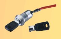 Marchio: DOMOTEC. Articolo: DCE01. La chiave elettromeccanica ON-OFF permette nelle centrali predisposte di disattivare l’impianto in caso di malfunzionamento delle chiavi o tastiere elettroniche.• Elettromeccanica ON-OFF• In kit comprensivo di due chiavi