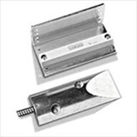 Marchio: HONEYWELL. Articolo: 958. Contatto magnetico reed per circuiti N.C. Reed in robusto contenitore antiurto e magnete in contenitore in plastica e staffa di montaggio regolabile. Indicato per la protezione di porte basculanti e di serrande. Completamente sigillato. Uscita con due conduttori protetti da una guaina spiralata in acciaio, di 60 cm. di lunghezza. Distanza di lavoro fino a 50 mm. Dimensioni 975x43x11, 5 mm. per il contatto e 51x51x102 mm. per la staffa di supporto del magnete.