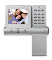 Marchio: PARADOX. Articolo: K07. Tastiera Grafica a colori con ampio schermo grafico LCD mm 65x65 ad alta luminosità, fino a 32 mappe grafiche, visualizzazione della temperatura ambientale tramite un sensore di temperatura integrato. Fino a 15 suonerie per avviso acustico, ritardo ingresso, ritardo uscita, eventi speciali, promemoria ecc., e possibilità di scaricare altre suonerie. Programmazione degli avvisatori acustici in modo indipendente per ciascuna zona. Menu interattivo a icone con guida “passo-passo”, possibilità di selezionare il linguaggio, di regolare la retroilluminazione, il contrasto ed il volume. Possibilità di caricare/scaricare scritte con la chiave memoria, con il software WinLoad, NEware o con la funzione “copia modulo”. 3 tasti allarme ad attivazione rapida ed 1 ingresso di zona/temperatura che può essere utilizzato per collegare un rivelatore o un sensore esterno di temperatura (TEMP07). Collegamento su BUS. Dimensioni (con sportello chiuso) mm 170x115x30. Colore argento.