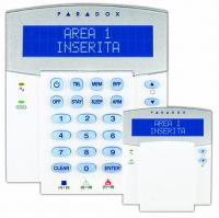 Marchio: PARADOX. Articolo: K32LCD. Tastiera con visualizzatore alfanumerico LCD con retroilluminazione colore blu ad alta visibilità, 2 righe di 16 caratteri con scritte programmabili, sportello verticale di protezione dei tasti, possibilità di regolazione della luminosità, del contrasto e della velocità di scorrimento del testo. Collegamento su BUS (max. 15 tastiere). 1 ingresso di zona. Compatibile con centrali SP4000 e SP65 versione 4.90 o superiore e centrali MAGELLAN MG5000/MG5050.