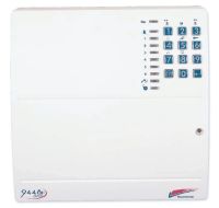 Marchio: SCANTRONIC. Articolo: 09448EUR-90. Centrale a 6 zone programmabili (NC) più una ingresso/uscita e tamper generale. 5 uscite di cui una programmabile ed uscita per altoparlante. Tastiera LED Integrata. Max 2 tastiere LED remote. Alimentazione 230Vac, 1A totale. Batteria max 2 Ah. Assorbimento: 50 mA. Dimensioni (l x a x p): 210x210x65 mm. Peso: 1,1 Kg.