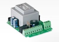 Marchio: VENITEM. Articolo: TL 1304. Alimentatore 13,8 Vdc, 9 Vac, 350 mA di dimensioni ridotte con due tensioni in uscita e relé interfaccia, adatto ad ALIMENTARE SIRENE AUTOALIMENTATE e centrali di allarme sprovviste di uscita 13,8 Vdc. Due uscite: una in corrente continua 13,8 Vdc (ricarica sirena) e l’altra in corrente alternata 9 Vac (alimentazione centrale) - relé ausiliario 12 Vdc 1 scambio 1 A per interfacciare il comando sirena oppure la segnalazione ON-OFF impianto o altro.