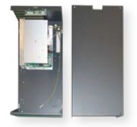 Marchio: VIMO. Articolo: ALSCD138V100. Le stazioni di alimentazione consentono l’alimentazione locale di apparecchiature a 12 e 24Vcc, con l’alloggiamento di batterie di emergenza. Le unità sono dotate di tamper contro l’apertura del coperchio, visualizzazione di presenza rete di alimentazione e presenza tensione di uscita. Le batterie non sono fornite. Sono disponibili 4 diversi alloggiamenti a seconda della potenza dell’alimentatore e della capacità delle batterie alloggiabili. I modelli da 2,4A hanno ottenuto la certificazione IMQ secondo la CEI 79/2. Tensione di ingresso 230Vca. Tensione di uscita 13,8 Vcc. Corrente di uscita 10,00 A. Peso 13 Kg. Batterie alloggiabili 1 x 12V 42Ah. Dimensioni: 550x260x200 mm.