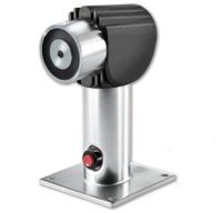 Marchio: ARITECH. Articolo: FE260-175. Elettromagnete per montaggio a pavimento o parete con staffa regolabile di 175mm. Completo di controplacca fissa e di pulsante di sblocco. Alimentazione a 24Vcc con forza di tenuta di 400N ed assorbimento di 1,6 W. Protezione IP42. Certificato EN1155