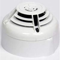 Marchio: NOTIFIER. Articolo: NRX-TFIX58. Il rivelatore di calore a soglia fissa a 58° CNRX-TFIX58 è un dispositivo a radiofrequenza alimentato a batteria, progettato per essere impiegato con il gateway radio NRXI-GATE. Contiene un ricetrasmettitore e viene integrato in un sistema antincendio indirizzabile tramite un protocollo di comunicazione proprietario. NRX-TFIX58 è un rivelatore di calore con soglia di allarme fissa a 58°C (classe A1S). I sensori vanno fissati a soffitto tramite la base B501RF. I dispositivi sono a norma EN54-25 ed EN54-5, e rispettano i requisiti di cui agli standard EN 300 220 ed EN 301 489 per la conformità alla Direttiva R&TTE. Corrente di standby: 120 μA a 3 V CC: (tipica in modo di funzionamento normale) Corrente LED rosso: 4 mA max. Tempo di risincronizzazione: 35 s (tempo max dall’accensione del dispositivo alla normale comunicazione RF quando la rete è attiva) Batterie: 4 Duracell Ultra 123 Durata delle batterie: 4 anni a 25°C Frequenza radio: 865-870 MHz Potenza di uscita RF: 14 dBm (max) portata: 500 m (tipico in aria libera) Umidità relativa: dal 10% al 93% (senza condensa).