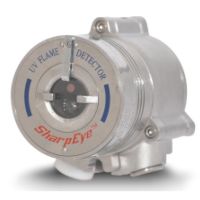 Marchio: NOTIFIER. Articolo: 40/40U (RIL309). Rivelatore di fiamma UV per fiamme generate da carburanti, gas idrocarburi, fiamme non visibili di idrogeno, idruri, ammoniaca, silano ed al tri materiali organici. Relè allarme, guasto e ausiliario. Uscita 4-20 mA. Struttura compatta, altamente robusta e idonea per applicazioni esterne. Segnalazione d'allarme entro 3 secondi. La risposta del rivelatore varia in funzione della distanza, della superficie del focolaio e del tipo di combustibile. Custodia e otticariscaldata che elimina i problemi di condensa e ghiaccio sulla finestra del sensore. Dotato di dispositivo di test interno.