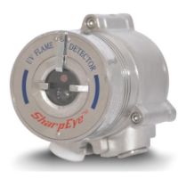 Marchio: NOTIFIER. Articolo: 40/40UB (RIL310). Rivelatore di fiamma UV per fiamme generate da carburanti, gas idrocarburi, fiamme non visibili di idrogeno, idruri, ammoniaca, silano ed altri materiali organici. Relè allarme, guasto e ausiliario. Uscita 4-2 0 mA. Autotest manuale ed automatico. Struttura compatta, altamente robusta e idonea per applicazioni esterne. Segnalazione d'allarme entro 3 secondi. La risposta del rivelatore varia in funzione della distanza, della superficie del focolaio e del tipo di combustibile. Custodia e ottica riscaldata che elimina i problemi di condensa e ghiaccio sulla finestra del sensore. Dotato di dispositivo di test interno.