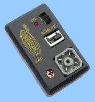 Marchio: SETRONIC. Articolo: SAC. A corredo dei rilevatori ARDEA (mod. S/2 ed SF in IP44), questo simulatore permette il corretto allineamento ed assestamento di una sensibilità al fumo ed al fuoco, relativamente immune da disturbi transitori, che possano provocare allarmi intempestivi. Lo strumento offre la possibilità di essere comandato 