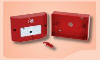 Marchio: VIMO. Articolo: KAPX01EW. La serie di pulsanti KAPX è predisposta per il montaggio su scatole modulari da incasso a 3 moduli. Il corpo con profilo ultrapiatto di soli 28mm di spessore, è realizzato in materiale termoplastico di colore rosso. Altri colori : bianco, giallo e verde. Il pulsante di attivazione allarme è infrangibile e gli allarmi sono resettabili grazie alla chiave in dotazione. A completamento della gamma sono disponibili modelli con 2 contatti di scambio, led di memoria, scatole per il montaggio a parete e coperchi di protezione contro l’attivazione involontaria. Per colori differenti aggiungere al codice: W = bianco; V = verde; G = giallo. 