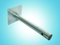 Marchio: CIAS. Articolo: MANTA SP35. Staffa a muro in acciaio Inox lunghezza 40 cm, ø 40 mm base 12,5x12,5 cm, preforata per passaggio interno dei cavi, per protezioni parallele a facciate (pezzo singolo).