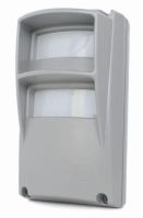 Marchio: COMBIVOX. Articolo: AMICA64 IR433 ES. Trasmettitore doppio Infrarosso per esterno. Portata 12 m. rilevamento su 80° ed unico piano per ogni ottica. Selezione degli impulsi e sensibilità, test delle due sezioni. Involucro in policarbonato, lenti di Fresnel resistenti ai raggi UV. Portata radio: 300 m. in area libera.  