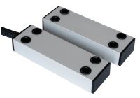 Marchio: COOPER. Articolo: 1003-CSA. Contatto magnetico per installazioni in interni a vista con elevato livello di sicurezza. La serie 1000, dall’elegante contenitore in alluminio anodizzato, è lo standard consolidato nei capitolati per sistemi antifurto di banche, centri commerciali, e in tutti quegli ambienti dove è necessario avere la massima sicurezza sulla protezione perimetrale. E’ dotato di protezioni contro effrazioni di tipo magnetico, elettrico, meccanico. I circuiti magnetici a doppio o triplo bilanciamento, in cui le diverse ampolle reed si agganciano ai campi magnetici generati da batterie di magneti, vengono sbilanciati all'approssimarsi di un magnete esterno di effrazione attivando di conseguenza l'allarme. La protezione sui fili è garantita da un loop di tamper e da una guaina in acciaio plastificato. I codici 1021 e 1031 offrono il massimo della sicurezza con protezione antistrappo con microinterruttore e loop filo anti-manomissione per la parte reed e per la parte magnete (tot. 4 fili su parte magnete), inoltre il codice 1031 ha il collegamento per test remoto da centrale (tot 6 fili su parte reed). Le versioni M sono dotate di finestrella e relativo coperchio per accesso diretto al circuito su cui l’installatore può direttamente montare una o più resistenze in serie o in parallelo al contatto, fornite senza cavo. Dotato di tappi anti-svitamento in metallo.