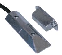 Marchio: COOPER. Articolo: 450-N. Contatto magnetico in alluminio per porte basculanti o scorrevoli. È la nuova versione del contatto serie 450 con i seguenti aspetti migliorativi: estetica rinnovata, distanze di funzionamento superiori, fissaggio della parte reed con sole due viti che possono essere protette da appositi tappi in metallo, possibilità di ingresso cavo da posa interrata, parte magnete con interasse verticale fori ridotto per un più facile fissaggio sula porta. La robusta struttura del contenitore completamente in alluminio pressofuso garantisce la massima resistenza agli impieghi più gravosi. Le ampie distanze di intervento ne garantiscono il funzionamento anche con porte dai giochi elevati. La parte reed contiene una ampolla reed incapsulata ermeticamente con resina poliuretanica insieme ad un loop di tamper per ridurre le possibilità di effrazione. La connessione è a 4 fili (2 fili contato NC con magnete vicino e 2 fili per tamper) protetti da una guaina con anima in acciaio e rivestimento in PVC nero.  