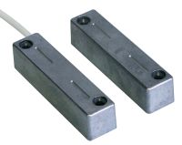 Marchio: COOPER. Articolo: 460-N. Contatto magnetico in alluminio per il montaggio a vista. È la nuova versione del contatto serie 460 con i seguenti aspetti migliorativi: estetica rinnovata, simmetria di fissaggio, installazione della versione a morsetti estremamente semplificata grazie al fissaggio a scatto del circuito. Grazie alla robusta struttura in alluminio pressofuso è adatto per impieghi in industrie, centri commerciali, etc. La grande distanza di funzionamento ne permette l’utilizzo su infissi di qualsiasi materiale e con giochi elevati. Ha la parte reed contenente una ampolla incapsulata ermeticamente con resina poliuretanica insieme ad un loop di tamper per ridurre le possibilità di effrazione.  