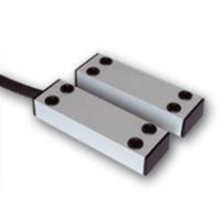 Marchio: COOPER. Articolo: 1005-S. Contatto magnetico in alluminio per il montaggio a vista. Deriva dalla serie 1000 Alta Sicurezza di cui ne conserva l’aspetto estetico, ma è studiato per avere una distanza di funzionamento molto elevata per l’utilizzo in tutte quelle applicazioni in cui le condizioni degli infissi danno luogo a elevati giochi e tolleranze e quindi un normale contatto magnetico potrebbe dare origine a falsi allarmi. Applicabile su infissi di qualsiasi materiale, anche ferroso. La connessione è a filo con loop di tamper e protezione cavo con guaina di acciaio plastificato.  