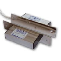 Marchio: COOPER. Articolo: 1053-CSA. Contatto magnetico per installazioni in interni ad incasso con elevato livello di sicurezza. I circuiti magnetici in cui le diverse ampolle reed si agganciano ai campi magnetici generati da batterie di magneti, vengono sbilanciati all'approssimarsi di un magnete esterno di effrazione attivando di conseguenza l'allarme. La protezione sui fili è garantita da un loop di tamper. Si fissa al serramento con viti dopo avere praticato una finestra per l’incasso di opportune dimensioni.  