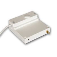 Marchio: COOPER. Articolo: 473. Contatto magnetico a fune per la protezione di tapparelle e saracinesche contro il tentativo di strappo, taglio e sollevamento. Installato all’interno del cassonetto, risulta completamente invisibile. La fune viene agganciata all’avvolgibile e ne trasmette il movimento ad una camma magnetica interna che aziona delle ampolle reed. Il segnale derivante dalle ampolle reed viene processato da una scheda di analisi incorporata. Il contatto deve essere installato in prossimità del bordo tapparella del cassonetto. Per agevolare l’installazione è disponibile, a richiesta, la slitta di prolunga cod. 474 che permette di posizionare il contatto in posizioni più comode per il fissaggio. Il contatto si fissa con viti o con adesivo al cassonetto (non in dotazione).Relè in scambio in uscita 1Amp/75Vcc. Alimentazione 12Vcc/2-20mA Dimensioni: 100x100x40 mm 